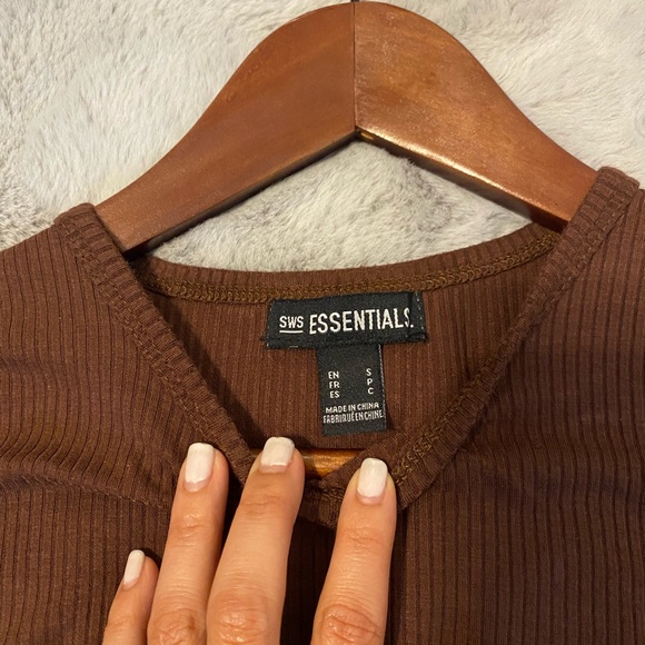 2 shirt bundle. One crop top in brown and one black tank essential. 💕🦋 - Picture 3 of 6